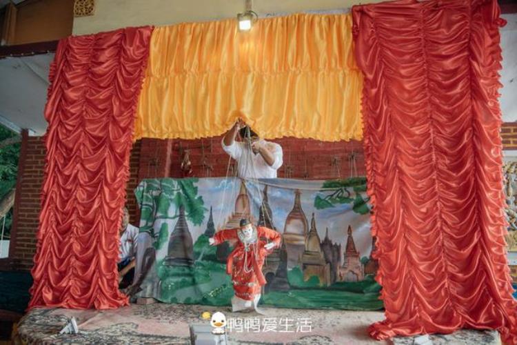 提线木偶传统文化「简陋舞台下活跃着栩栩如生提线木偶缅甸传统国粹你欣赏过么」