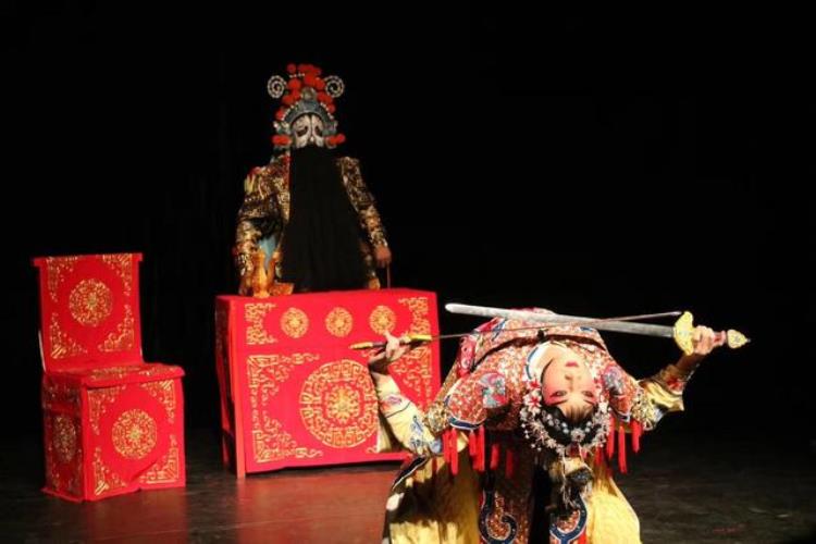 中国京剧艺术大师「一个中国国粹一个地方戏曲大师无数的京剧居然火不过豫剧」